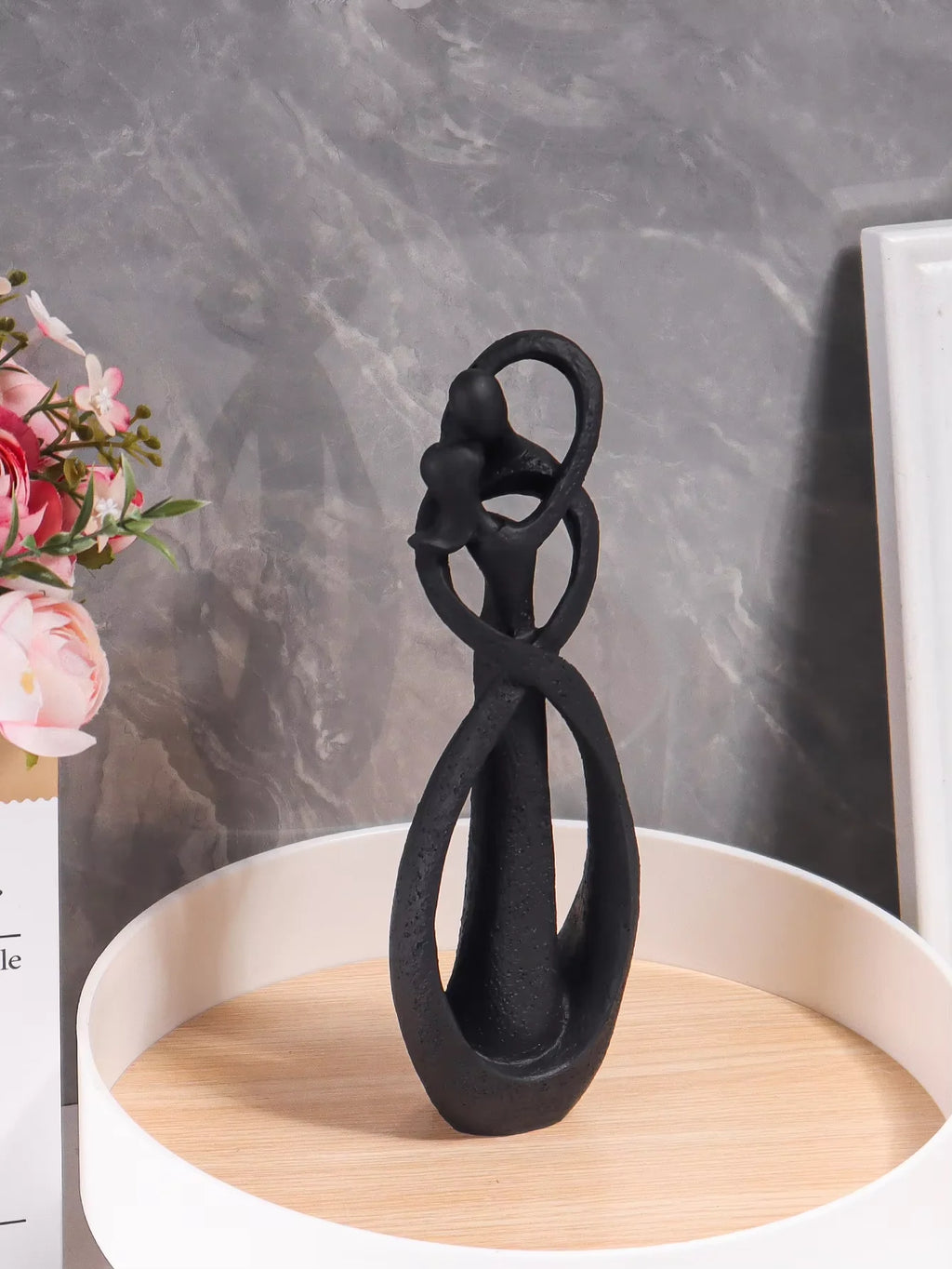 Modern Artistic Style: Embracing Couple Sculpture