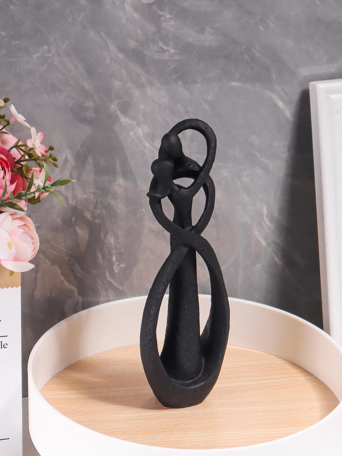 Modern Artistic Style: Embracing Couple Sculpture