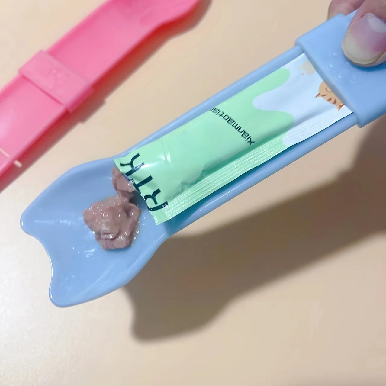 Spoon Feeder for Lickable Wet Cat Treats