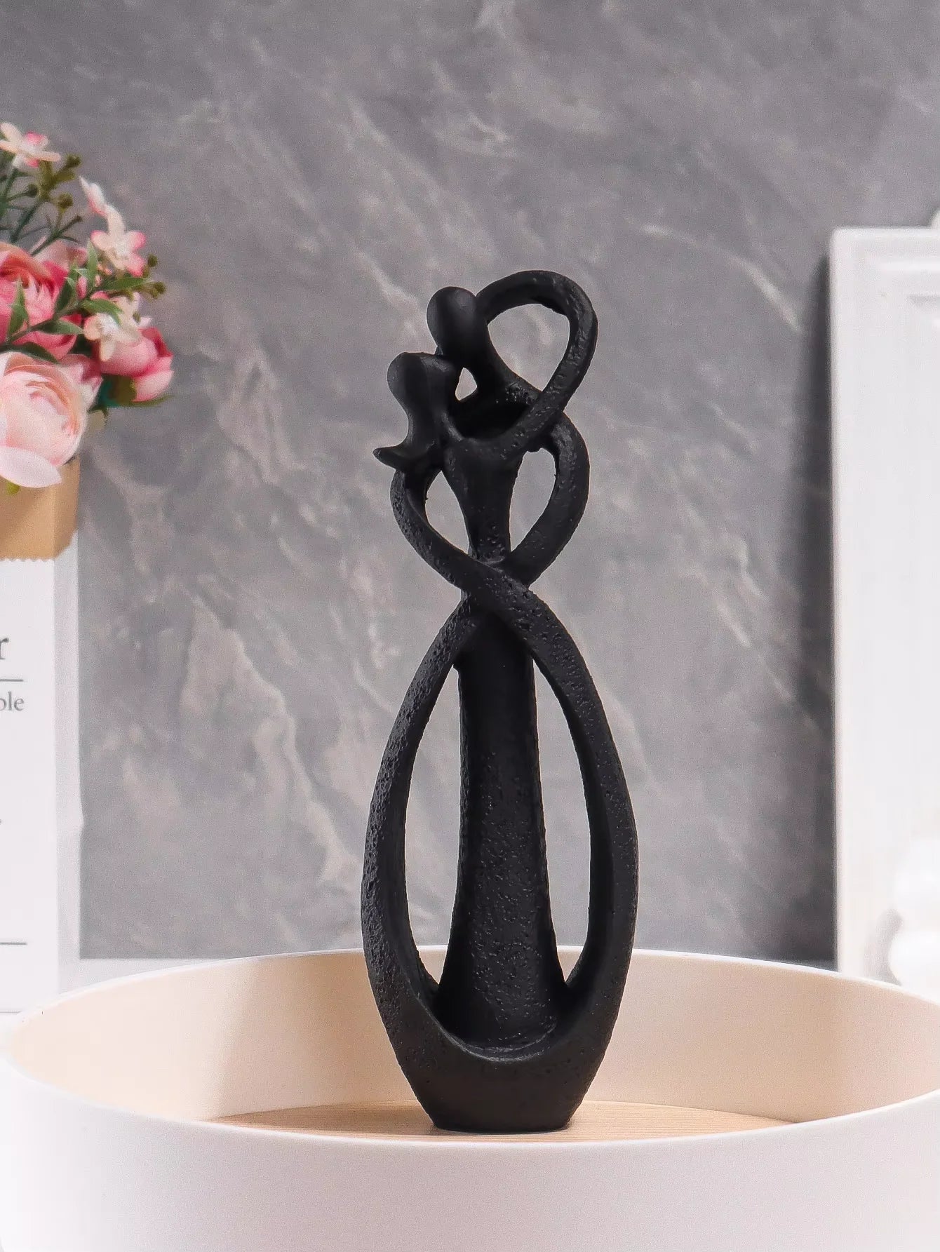 Modern Artistic Style: Embracing Couple Sculpture