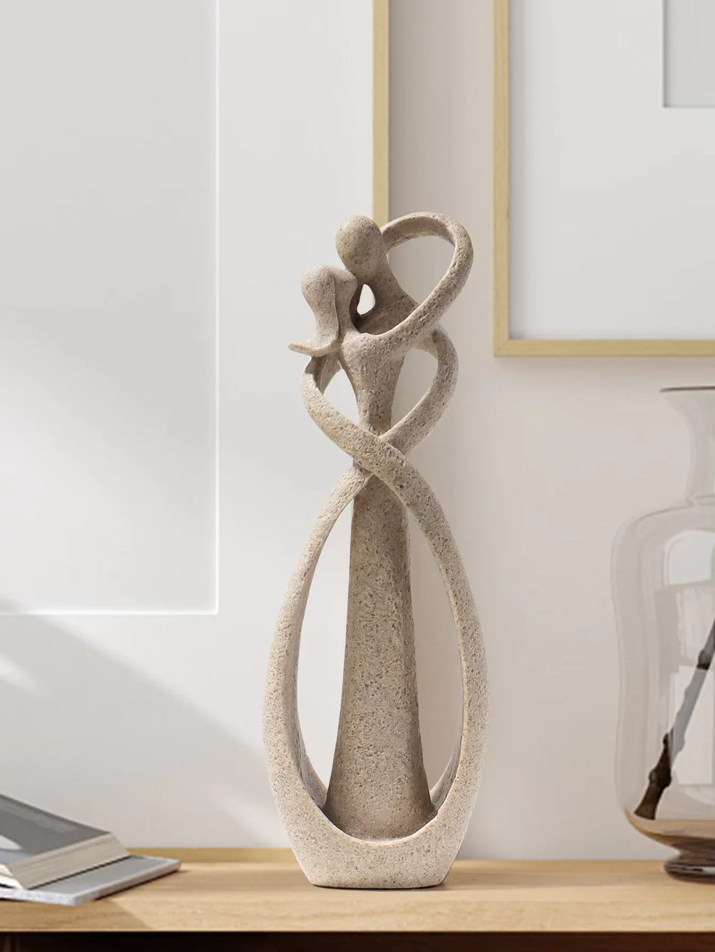 Modern Artistic Style: Embracing Couple Sculpture